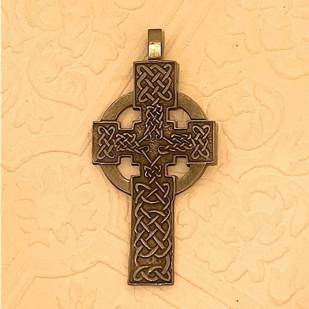 Highlander Celtic Knot Cross pendant in soft Pewter